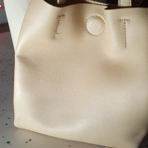 A double stranded leather purse